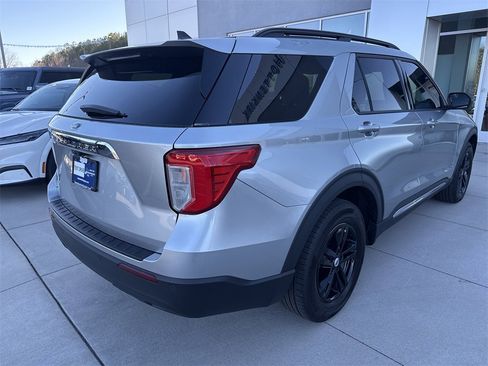 Used 2024 Ford Explorer XLT image 7