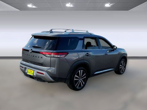 Used 2024 Nissan Pathfinder Platinum image 9