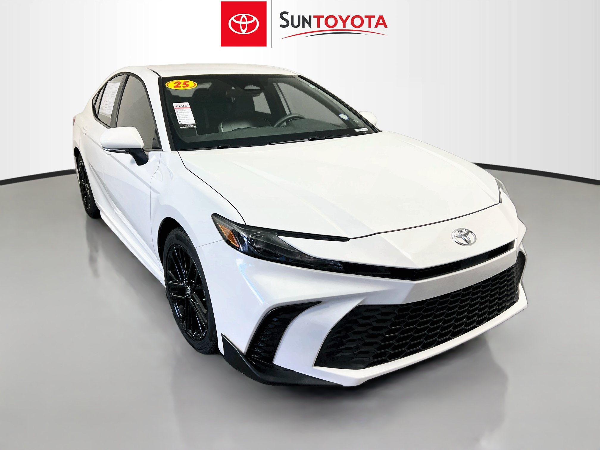 Used 2025 Toyota Camry SE FWD image 1