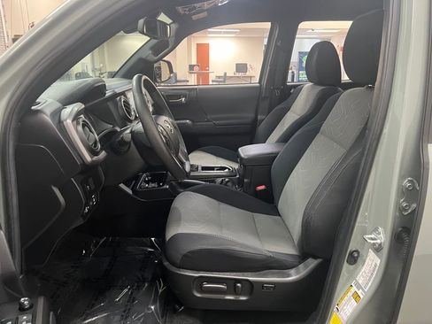 Used 2022 Toyota Tacoma TRD Off-Road image 9