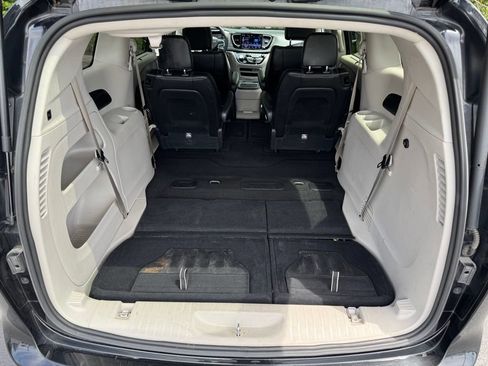Used 2023 Chrysler Pacifica Touring-L FWD image 36