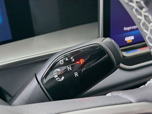 New 2025 Volkswagen Tiguan SE image 17