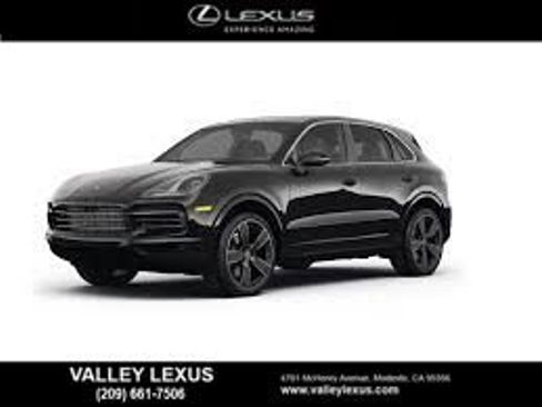 Used 2023 Porsche Cayenne Platinum Edition image 3