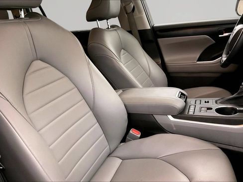 Used 2022 Toyota Highlander XLE AWD/4WD image 24