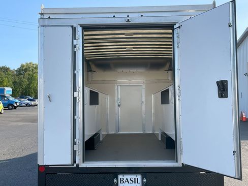 Used 2022 Chevrolet Express 3500 CUTWAY w/ Power Convenience Package image 15