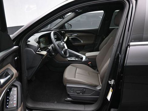 Certified 2025 Audi Q5 Premium w/ Convenience Package image 9