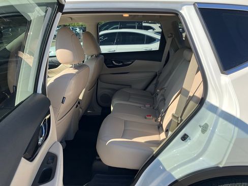 Used 2019 Nissan Rogue SL w/ Premium Package FWD image 8