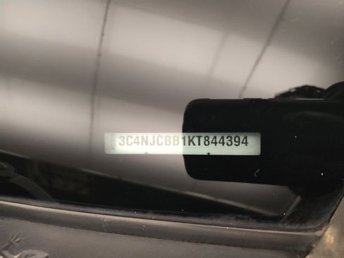 Used 2019 Jeep Compass Latitude FWD image 33