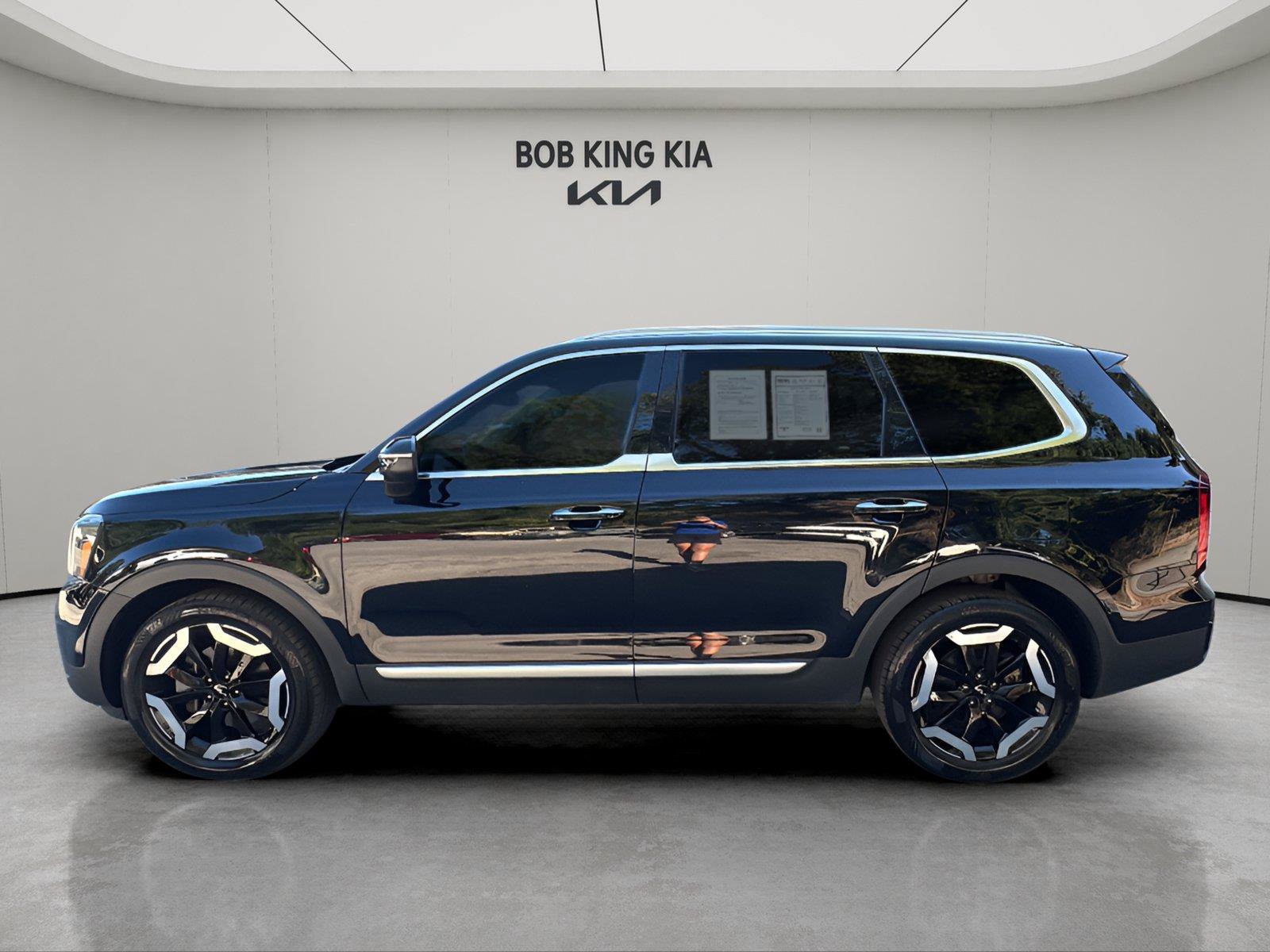 Used 2023 Kia Telluride S w/ S Sunroof Package FWD image 2