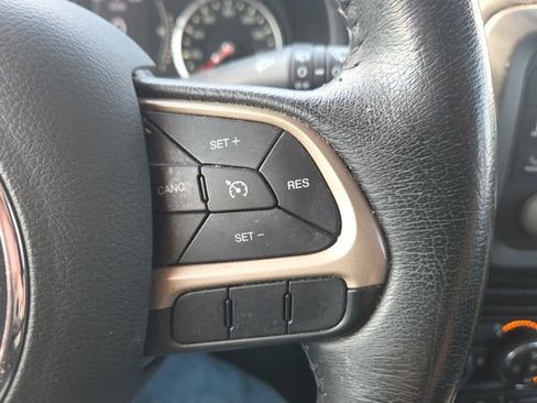 Used 2015 Jeep Renegade Latitude w/ Popular Equipment Group image 34