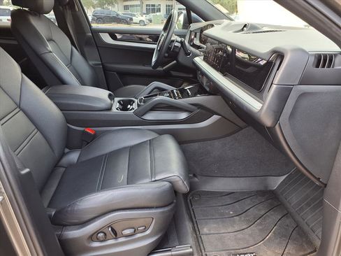 Used 2024 Porsche Cayenne Coupe AWD/4WD image 9