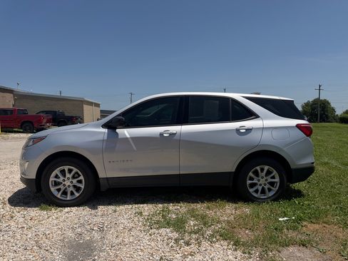 Used 2018 Chevrolet Equinox LS FWD image 2