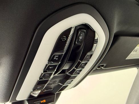 Certified 2026 Porsche Macan AWD/4WD image 19