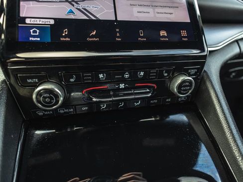 Used 2023 Jeep Grand Cherokee Overland w/ Rear Seat Video Group I AWD/4WD image 16