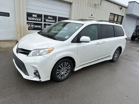 Used 2018 Toyota Sienna XLE image 16