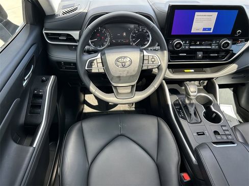 Certified 2024 Toyota Highlander XLE image 13