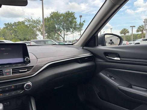 Used 2025 Nissan Altima 2.5 SV FWD image 35