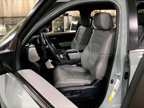 Used 2025 Toyota Tundra Limited AWD/4WD image 8
