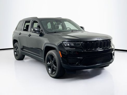 Used 2023 Jeep Grand Cherokee Altitude AWD/4WD image 3