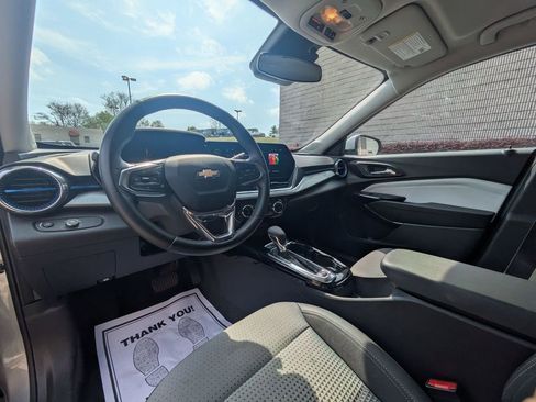 Used 2025 Chevrolet Trax LT w/ LT Convenience Package image 15