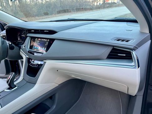 Used 2018 Cadillac XT5 Luxury w/ Driver Awareness Package image 18