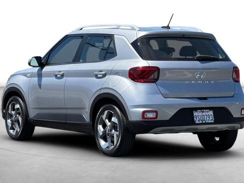 Used 2025 Hyundai Venue SEL FWD image 4