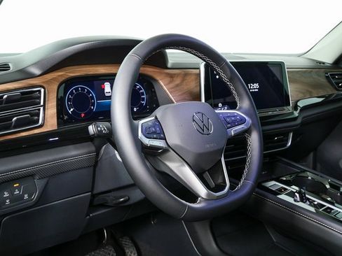 Certified 2025 Volkswagen Atlas SE w/ Panoramic Sunroof Package image 6