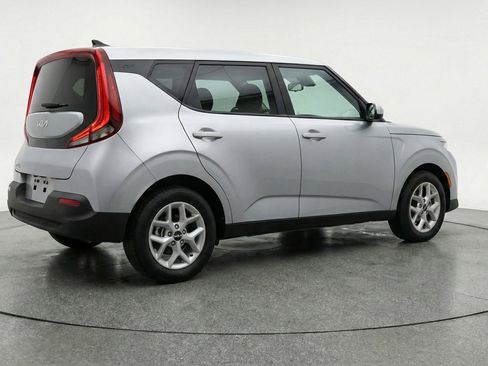 Used 2025 Kia Soul LX w/ LX Technology Package FWD image 9