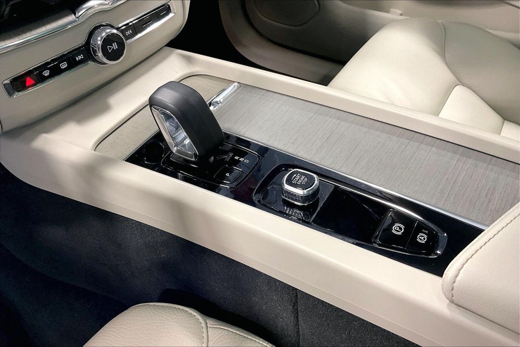 Certified 2023 Volvo XC60 B5 Plus w/ Climate Package AWD/4WD image 19