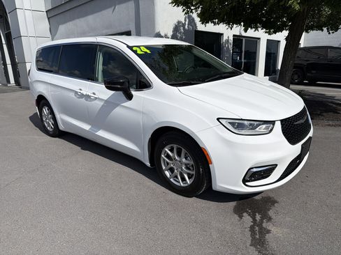 Used 2024 Chrysler Pacifica Touring-L FWD image 1