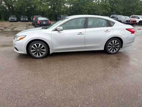 Used 2017 Nissan Altima 2.5 SV FWD image 2