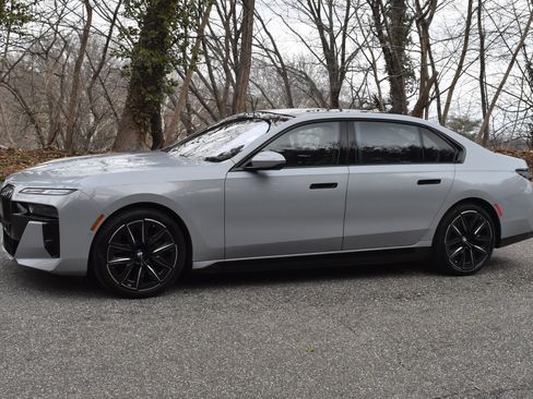 Used 2023 BMW i7 xDrive60 AWD/4WD image 3