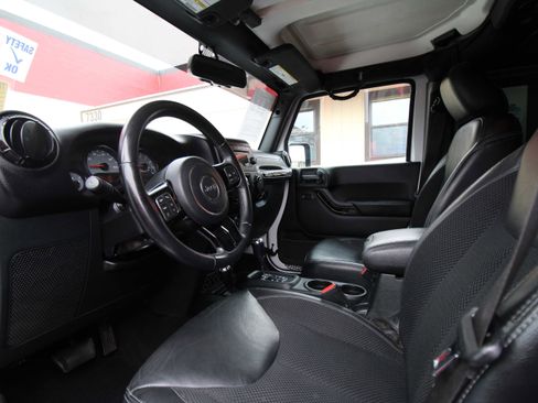 Used 2017 Jeep Wrangler Unlimited Sahara image 9