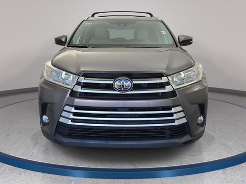 Used 2019 Toyota Highlander XLE image 2