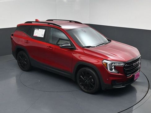 Used 2024 GMC Terrain SLE w/ Driver Convenience Package FWD image 16