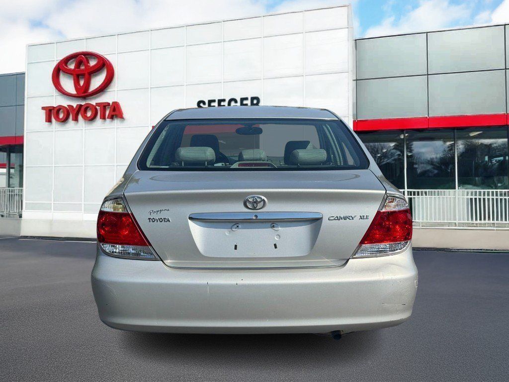 Used 2005 Toyota Camry XLE w/ XLE Premium Plus Pkg FWD image 5