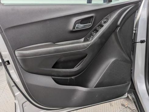 Used 2020 Chevrolet Trax LT w/ LT Convenience Package image 13