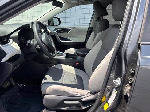 Used 2019 Toyota RAV4 XLE FWD image 3