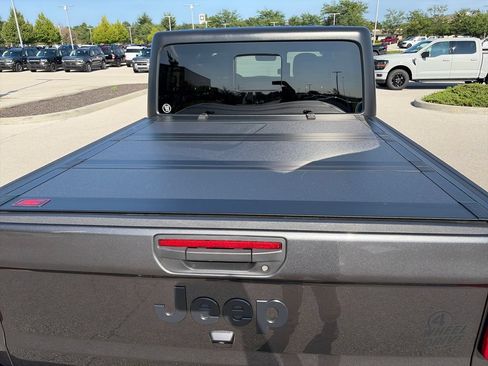Used 2023 Jeep Gladiator Sport AWD/4WD image 9