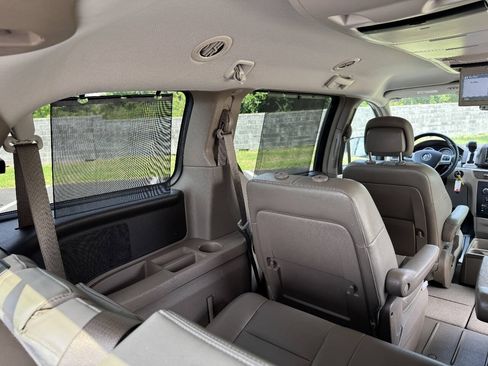 Used 2011 Volkswagen Routan SE FWD image 26