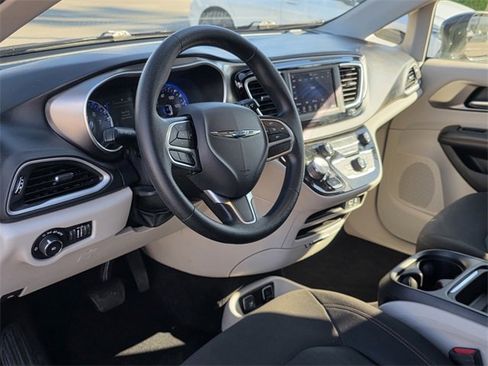 Used 2020 Chrysler Pacifica Touring image 7