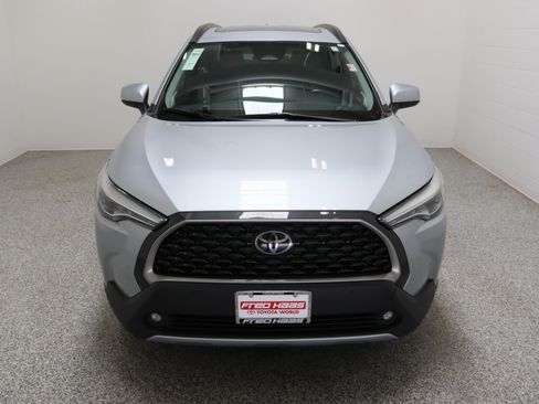Used 2023 Toyota Corolla Cross XLE w/ Convenience Package FWD image 3