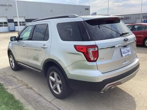 Used 2017 Ford Explorer XLT w/ Equipment Group 202A AWD/4WD image 14