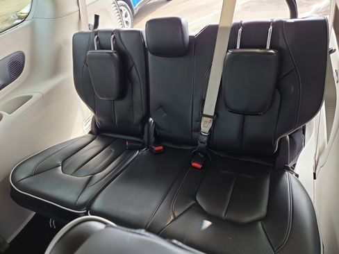 Certified 2023 Chrysler Pacifica Limited image 14