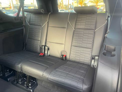 Used 2025 Cadillac Escalade ESV V AWD/4WD image 15