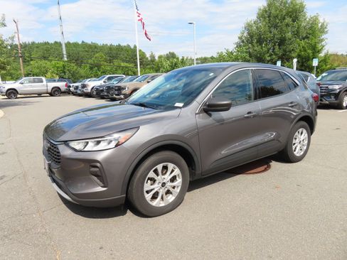 Used 2023 Ford Escape Active w/ Tech Pack #1 AWD/4WD image 3