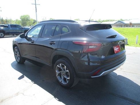 Used 2025 Chevrolet Trax LT w/ Driver Confidence Package FWD image 9