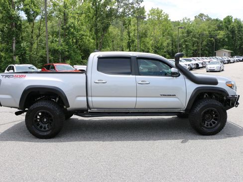 Used 2021 Toyota Tacoma TRD Off-Road w/ Technology Package AWD/4WD image 9