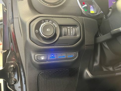 Used 2022 Jeep Wrangler Unlimited Sahara AWD/4WD image 18