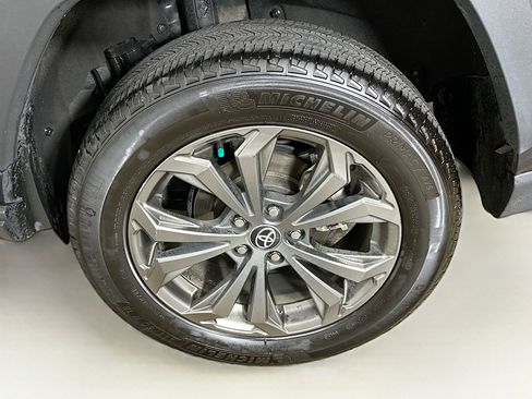 Used 2022 Toyota RAV4 XLE Premium image 11